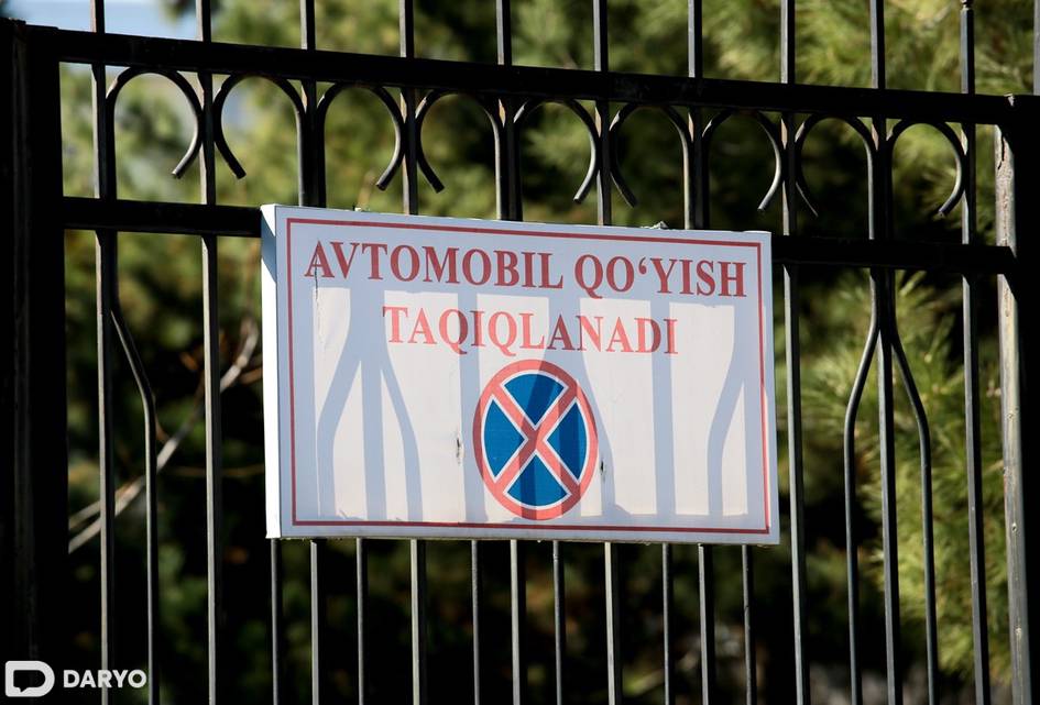 Ўзбекистонда машиналарни подъезд ва тротуарлар олдига қўйиш тақиқланди